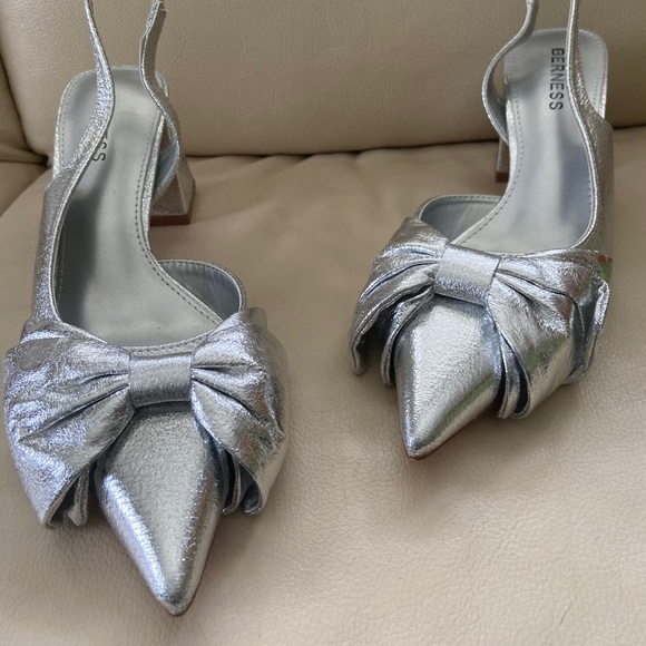 Silver low heel back out shors - Picture 1 of 3